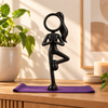 Stickyman Yoga Boomhouding vrouw als zwarte decoratie in warm interieur; mat als sfeerattribuut