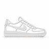 Witte 3D-geprinte Air Force 1 sneakerdecoratie op witte achtergrond