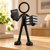 Stickyman belastingadviseur met rekenmachine en ordners in warm kantoor