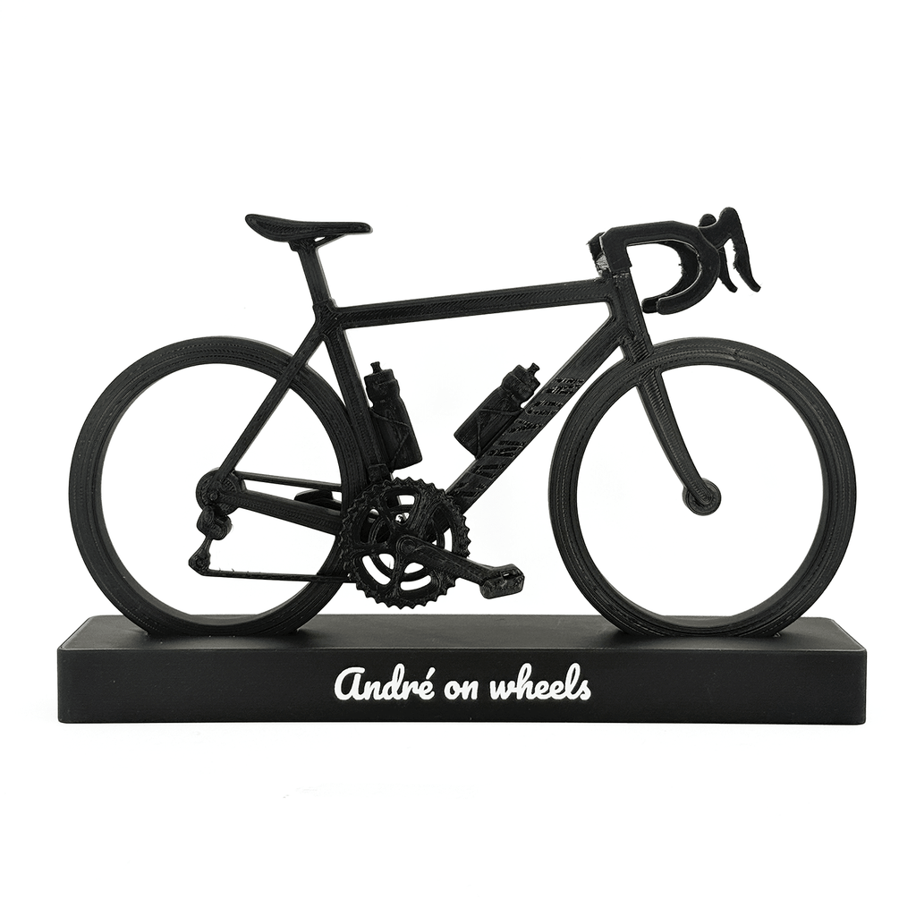 Zwarte Canyon racefiets decoratie met persoonlijke tekst op voetstuk