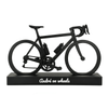 Zwarte Canyon racefiets decoratie met persoonlijke tekst op voetstuk