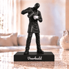 Flowman Barista in actie – beeldje met persoonlijke tekst – Galaxy Black met witte kop – conceptafbeelding