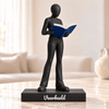 Flowman Boekenliefhebber – beeldje met persoonlijke tekst – Galaxy Black met blauw boek – conceptafbeelding