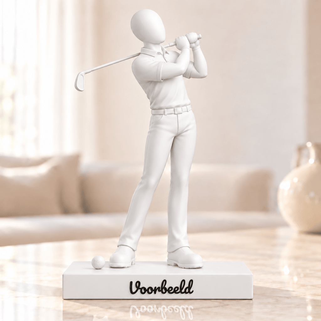 Flowman Golfer – beeldje met persoonlijke tekst – wit beeldje en wit voetstuk met zwarte persoonlijke tekst – conceptafbeelding