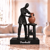 Flowman Keramist – beeldje met persoonlijke tekst – Galaxy Black met terracottakleurige vaas – conceptafbeelding