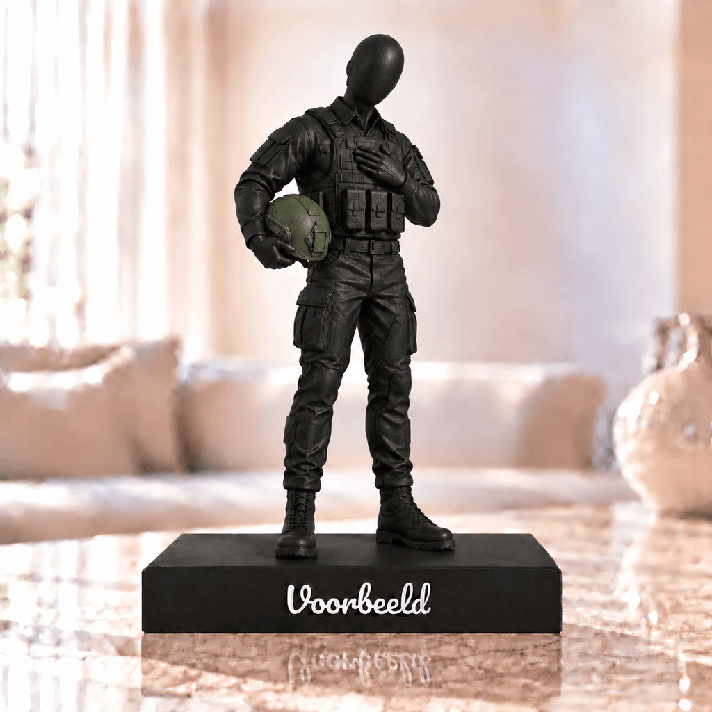 Flowman Militair – beeldje met persoonlijke tekst – Galaxy Black met groene helm – conceptafbeelding