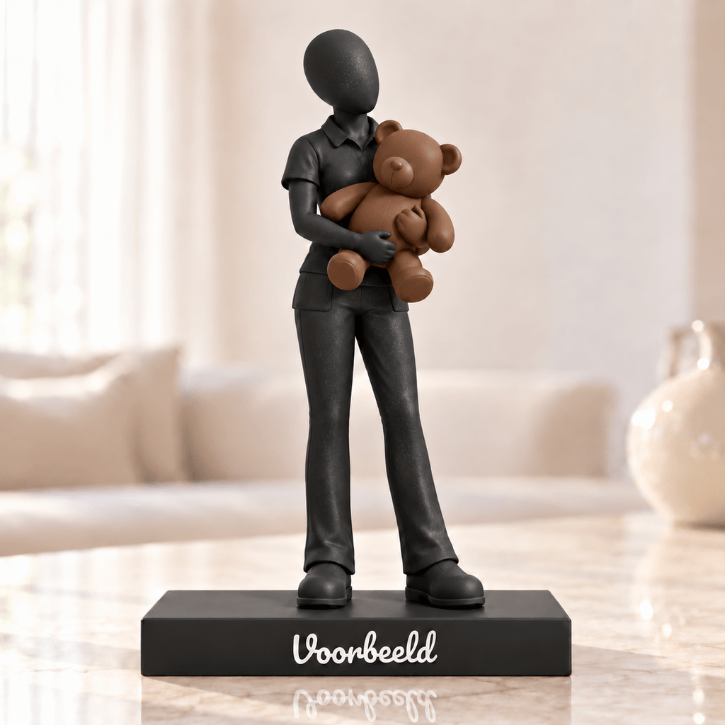 Flowman Pedagogisch medewerker – beeldje met persoonlijke tekst – Galaxy Black met bruine teddybeer – conceptafbeelding