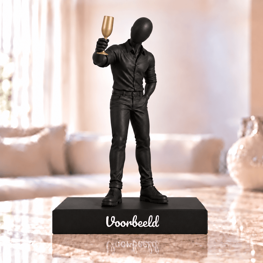 Flowman Proostende man – beeldje met persoonlijke tekst – Galaxy Black met goudkleurig champagneglas – conceptafbeelding