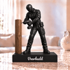 Flowman Timmerman in actie – beeldje met persoonlijke tekst – Galaxy Black met bruine plank – conceptafbeelding