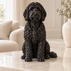 Zittend Labradoodle beeldje in Galaxy Black zonder voetstuk – sfeerfoto voorkant