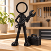 Stickyman monteur met grote steeksleutel in werkplaats