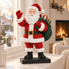 3D-geprinte Santa met cadeautjes op een zwart voetstuk in een warm kerstinterieur