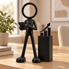 Stickyman directeur met tablet en groeigrafiek in warm kantoor