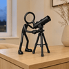 Stickyman amateurastronoom met telescoop in een warm modern interieur