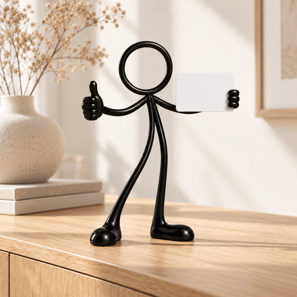 Stickyman Bedankt met leeg kaartje op een eiken kast in een licht interieur