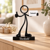 Stickyman bedankt op persoonlijk voetstuk in warme interieursetting
