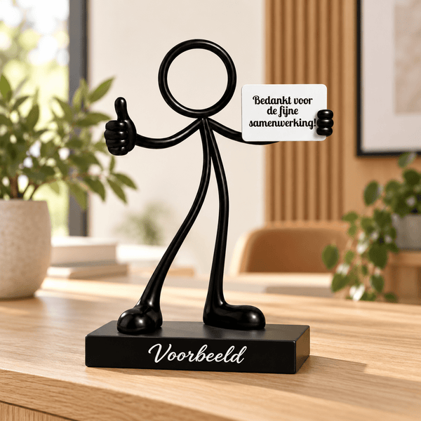 Stickyman samenwerking op persoonlijk voetstuk in warme interieursetting