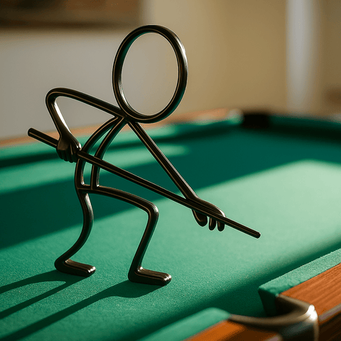 Stickyman Biljartspeler met keu op een groene biljarttafel