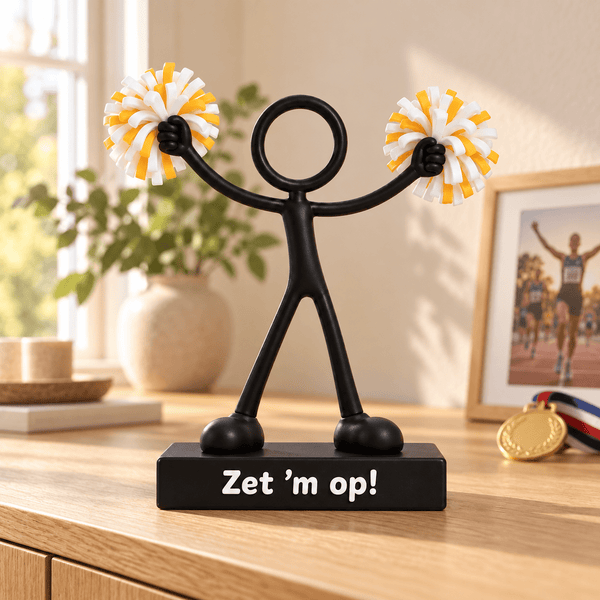 Stickyman cheerleader met wit-gele pompons en tekst Zet 'm op in warme sportieve woonomgeving