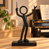 Stickyman dirigent op 2 cm hoog voetstuk in warme muziekruimte