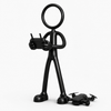 Zwarte Stickyman dronepiloot met controller en drone op witte achtergrond
