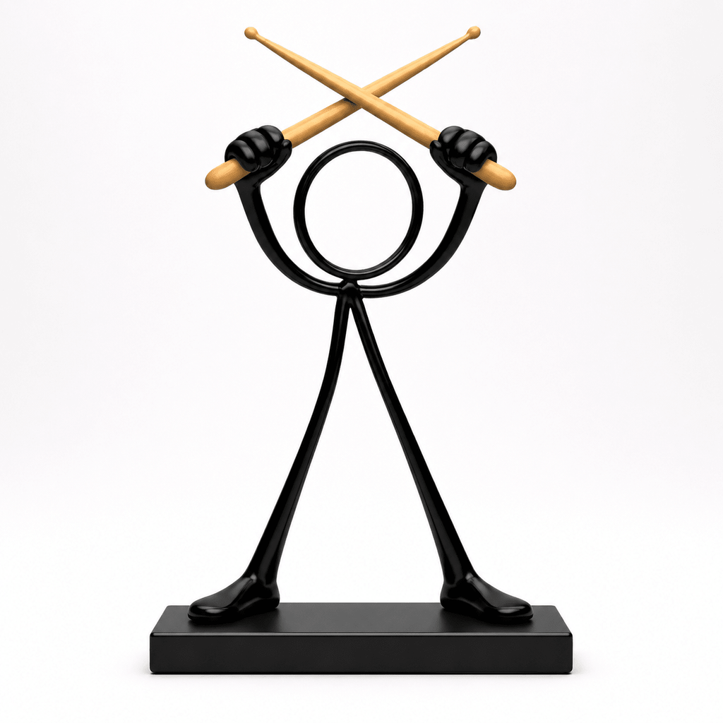 Stickyman drummer met houtkleurige drumstokken van 20 cm en voetstuk van 2 cm