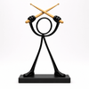 Stickyman drummer met houtkleurige drumstokken van 20 cm en voetstuk van 2 cm