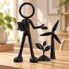 Stickyman duurzaamheidsmanager met windmolen en plant in duurzaam interieur