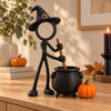 Stickyman Heks met ketel als Halloween decoratie in warm interieur
