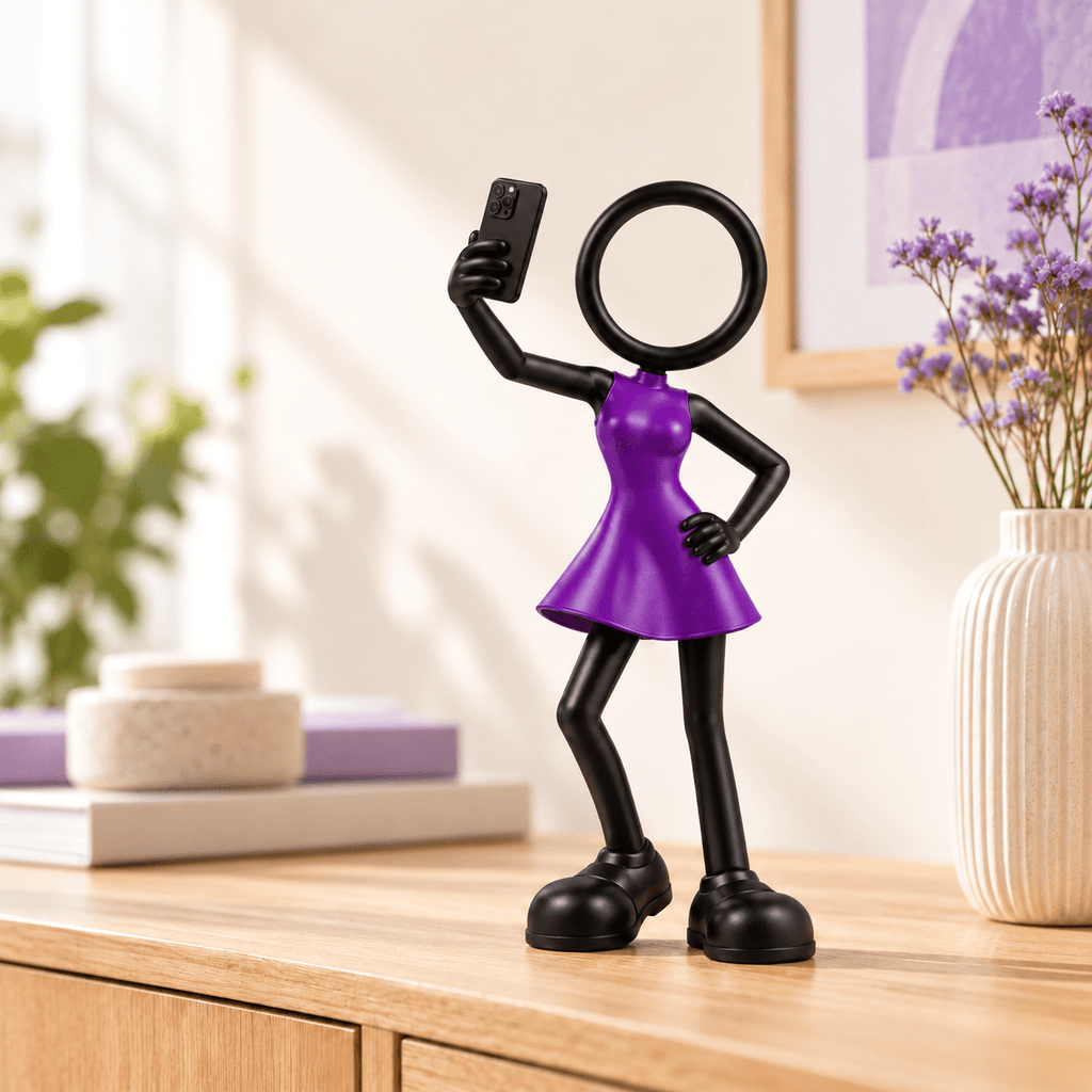 Stickyman influencer vrouw met paarse jurk in licht interieur