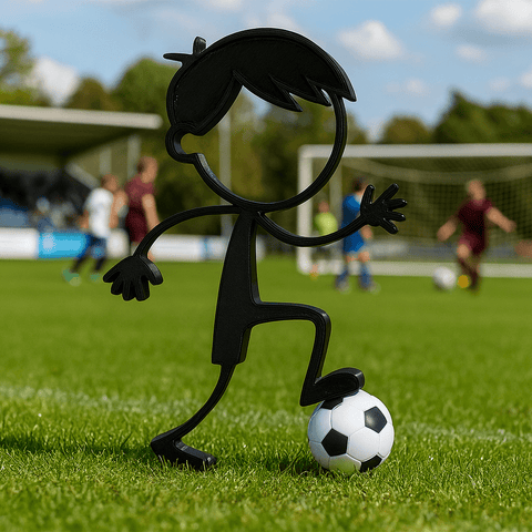 Stickyman Jongen Voetballer met voetbal op voetstuk