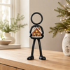 Stickyman met peperkoekhuisje als decoratie in modern kerstinterieur