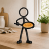 Stickyman kok met grote pannenkoek in een lichte Scandinavische keuken