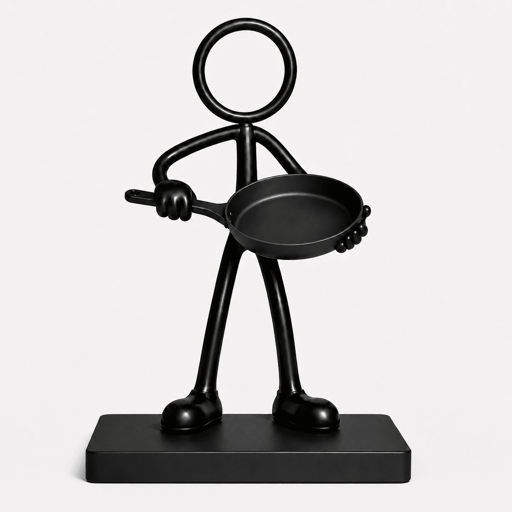 Stickyman kok met koekenpan en zwart voetstuk van 2 cm