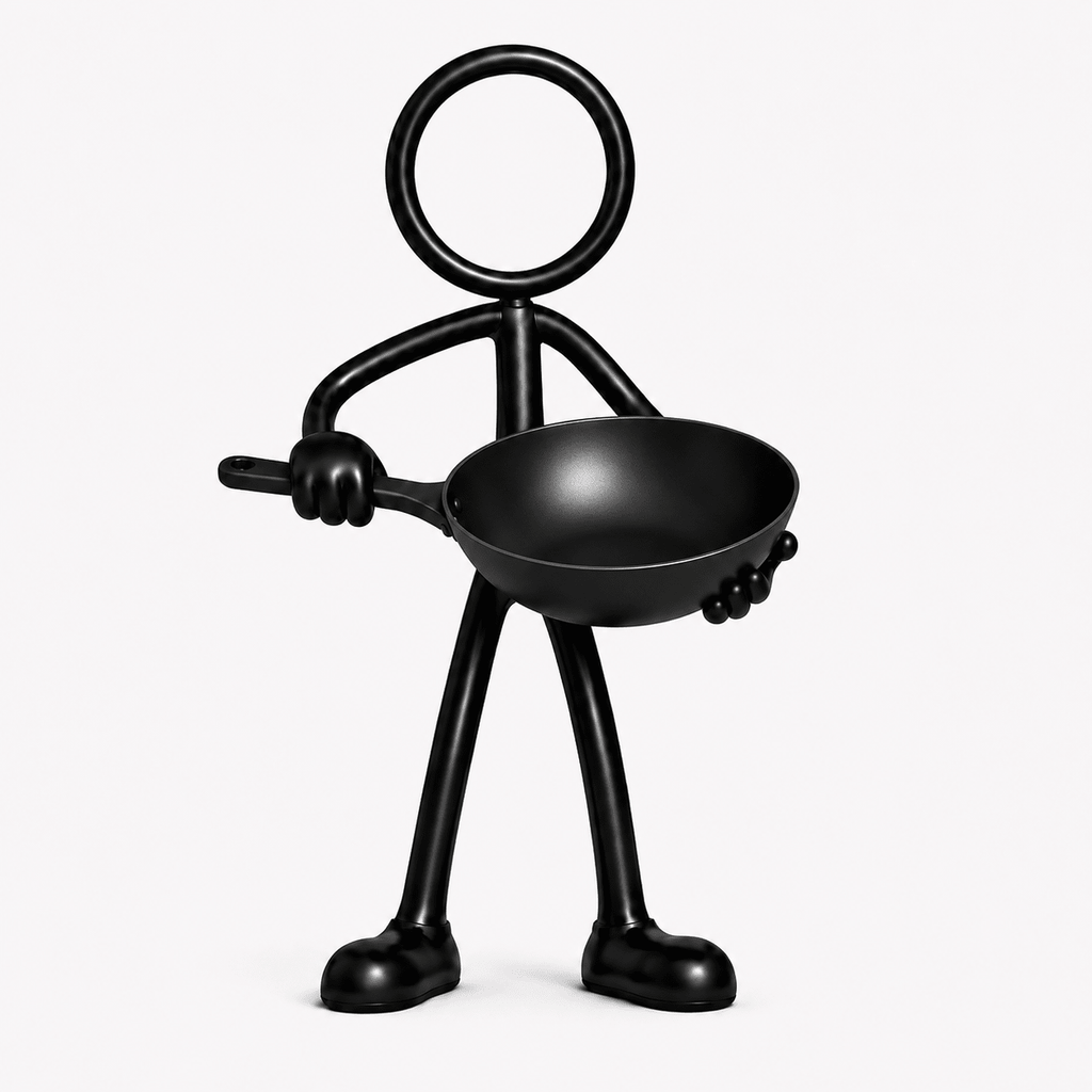 Zwarte Stickyman kok met een lege wok op witte achtergrond