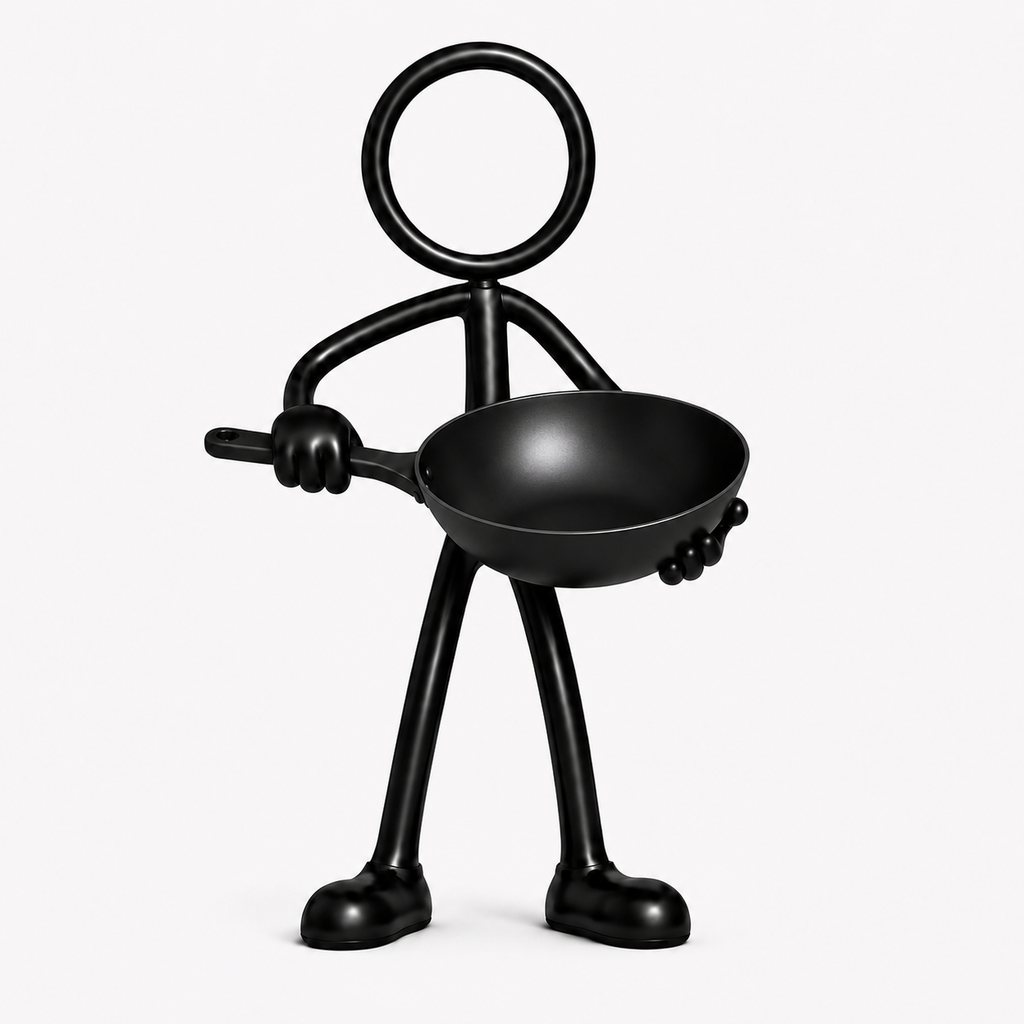 Zwarte Stickyman kok met een lege wok op witte achtergrond