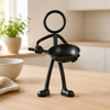 Stickyman kok met lege wok in een lichte Scandinavische keuken