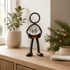 Stickyman met sneeuwbol als winterse decoratie in modern interieur