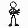 Zwarte Stickyman modelbouwer met modelvliegtuig op witte achtergrond