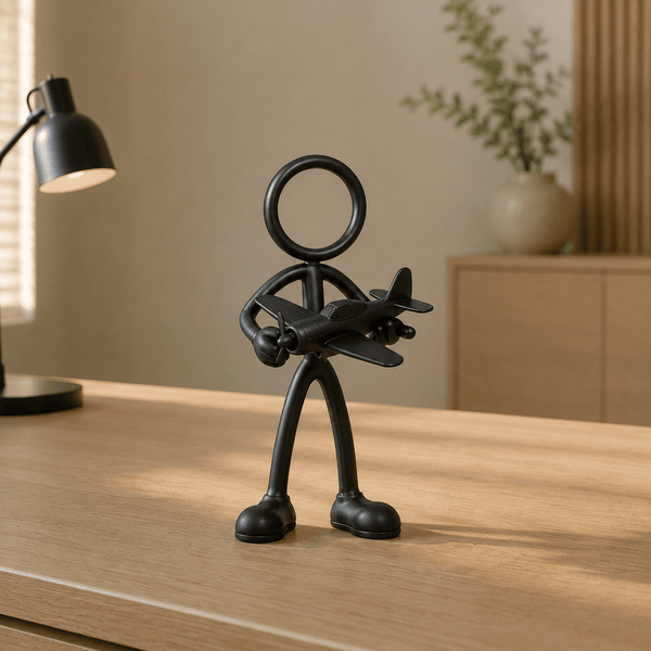 Stickyman modelbouwer met modelvliegtuig in een moderne hobbykamer