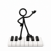 Stickyman pianist op correct zwart-wit pianoklavier