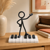 3D-geprinte Stickyman pianist van PLA in een warm muziekinterieur