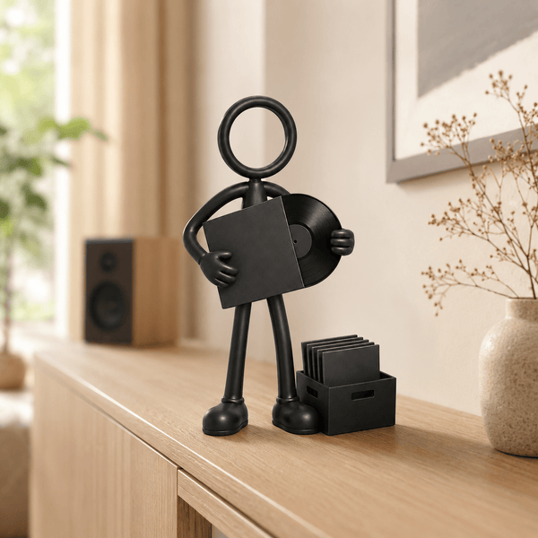 Stickyman platenverzamelaar met vinylplaat op een houten dressoir