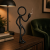 Stickyman met sigaret in warme stijlvolle interieursetting