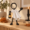 Stickyman Spook met lantaarn als Halloween decoratie in warm interieur