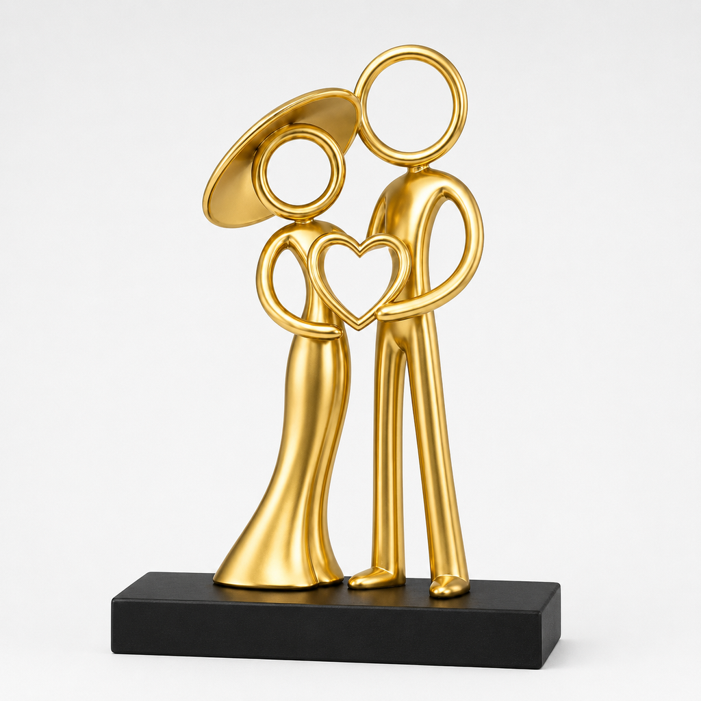 Gouden Stickyman stel met hart op zwart voetstuk