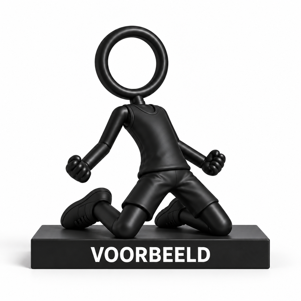 Zwarte Stickyman voetballer knieschuiver van 15 cm met 2 cm voetstuk en persoonlijke tekst