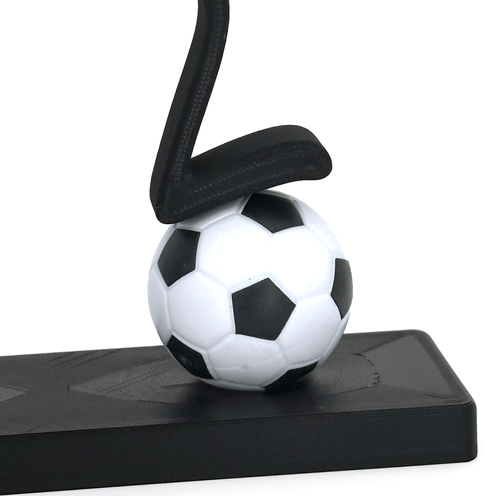 Stickyman Voetballer met voetbal op voetstuk - 3dbende