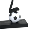 Stickyman Voetballer met voetbal op voetstuk - 3dbende
