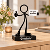 Stickyman missen op persoonlijk voetstuk in warme interieursetting